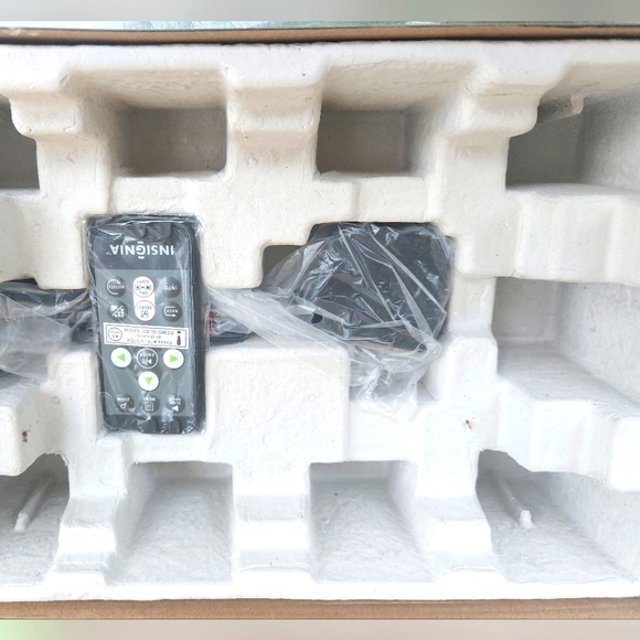 NEW IN BOX Insignia Digital Photo frame Black 7 128MB frame  - Picture 3 of 6